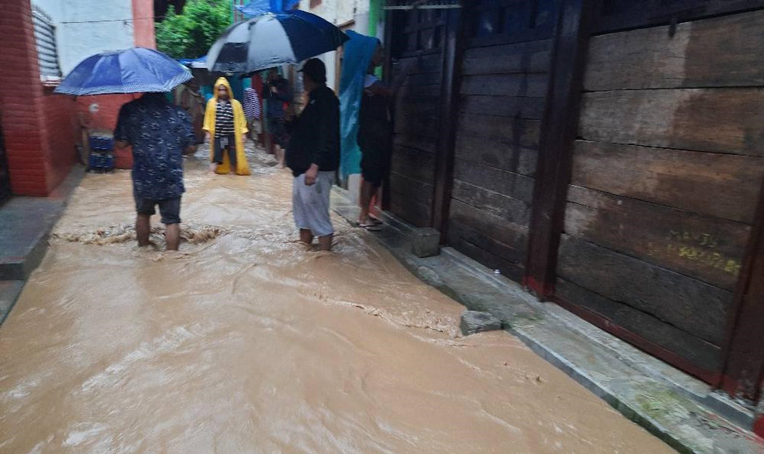 पर्वतको सेतीवेनी बजारमा बाढी पस्यो, १० घर विस्थापित